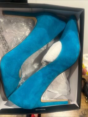 Nine West Bright Turquoise Suede Pointed Toe Heels